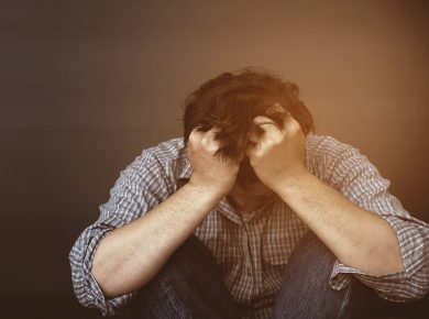 Person som tar CBD mot ångest Sad man holding head with hand