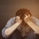 Person som tar CBD mot ångest Sad man holding head with hand